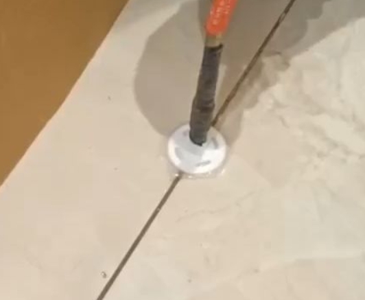 临夏瓷砖空鼓维修公司专业解答瓷砖在铺贴过程中，如果没有涂抹均匀到位的粘结材料（如水泥砂浆或瓷砖胶），可能会导致以下问题